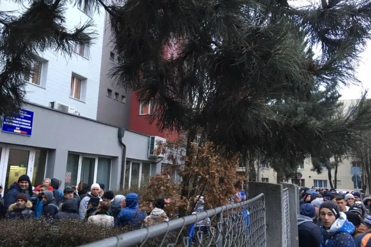 Coadă URIAȘĂ la înmatriculari Cluj: Oare nu se poate face nimic?