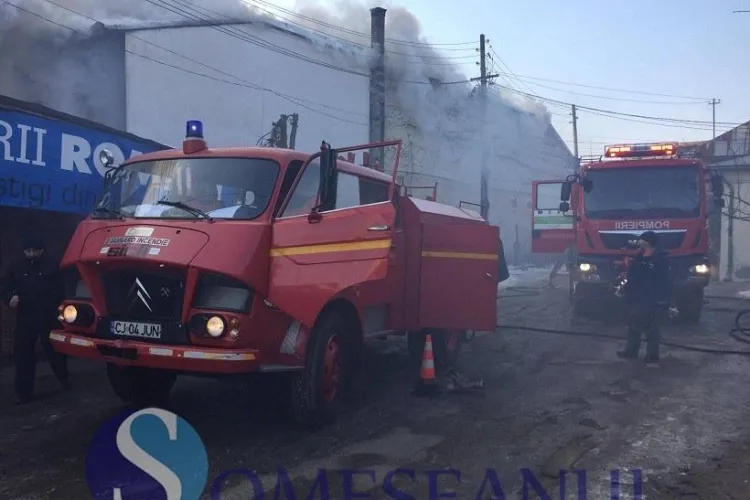 CLUJ: Incendiu cu victime la un magazin de mobilă din Gherla. Un bărbat a sărit de la mansardă VIDEO