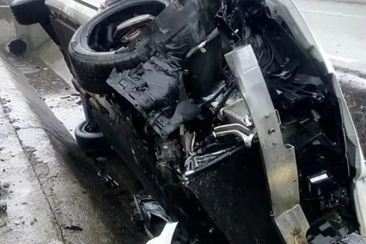 CLUJ: Un șofer și-a făcut Mercedesul praf. A intrat direct într-un podeț VIDEO