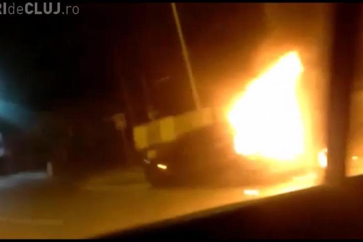 O mașină a luat foc pe Calea Turzii, la sensul giratoriu spre Făget - VIDEO