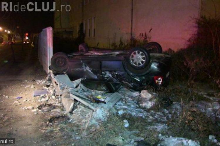 CLUJ: Un șofer s-a răsturnat cu mașina și a dărâmat un gard de beton la Dej VIDEO