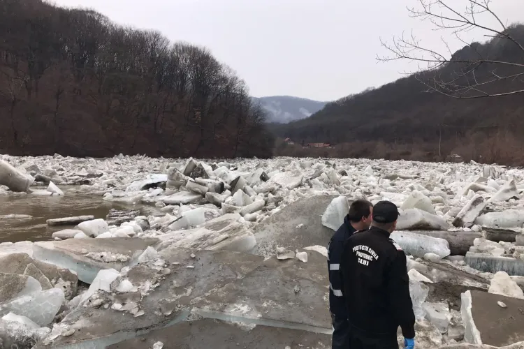 Noi detonări de gheață pe râurile din Cluj. ISU continuă acțiunile FOTO
