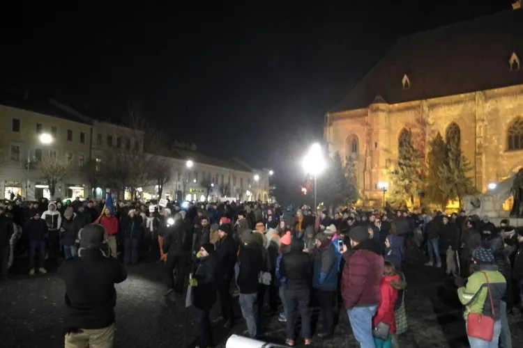 Peste 10.000 de clujeni în stradă, după ce Guvernul a adoptat ÎN SECRET ordonanța privind grațierea - VIDEO