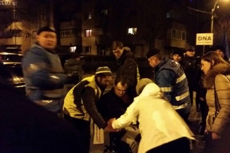 Incident la protestele de la Cluj! Unul dintre eroii protestelor a fost luat de Ambulanță - FOTO