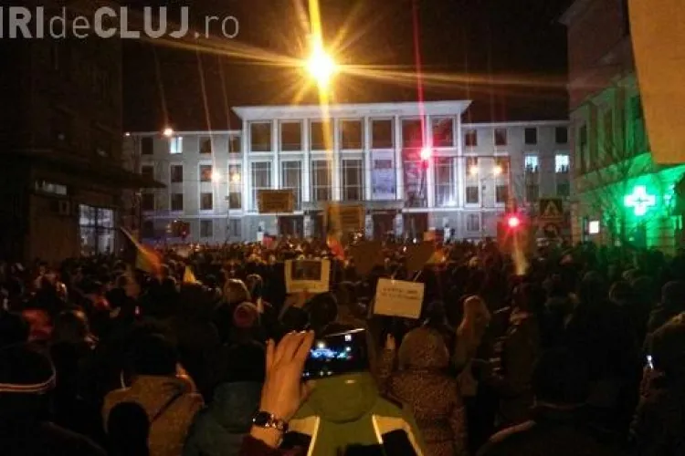 La Cluj, protestul se face pe ritm de tobe! Tinerii sar și scandează VIDEO
