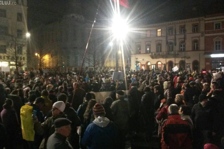UPDATE Ziua cinci de proteste la Cluj! 40.000 de clujeni participă la manifestații FOTO/VIDEO