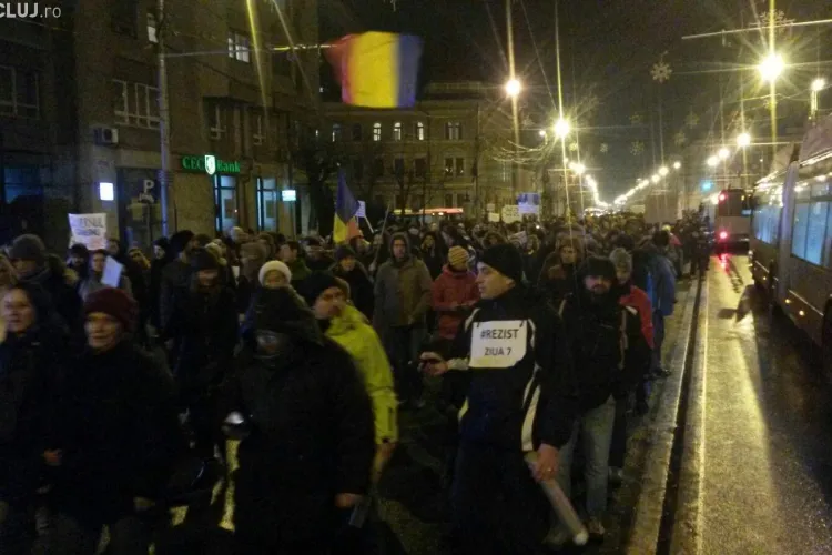 Mesaj IMPORTANT pentru protestatarii din Piața Unirii. Nu ARUNCAȚI pancartele