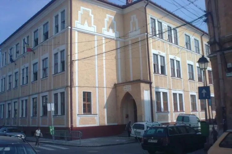 Cluj: Părinții de la liceul Apáczai acuză Inspectoratul Școlar că îi discriminează pe elevii maghiari