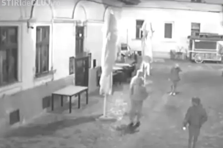 Tâlhărie în centrul Clujului, surprinsă în imagini! Un clujean este bătut și jefuit de trei persoane VIDEO