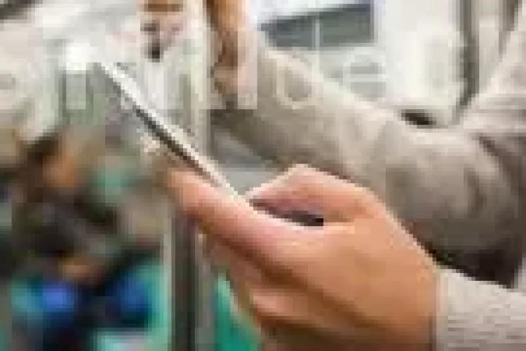 Samsung lucrează la primul telefon cu trei ecrane. Cum va arăta