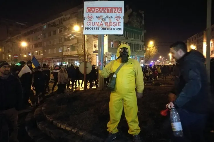 Imaginea zilei, de la protestul din Cluj: Carantină! FOTO