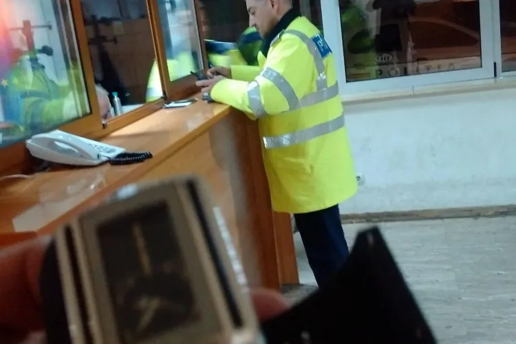 ABUZ al Poliției Cluj! Tânăr încătușat și ARESTAT pentru că a trecut strada pe ROȘU. Polițiștii au refuzat legitimarea. Cum îi identificăm? - FOTO