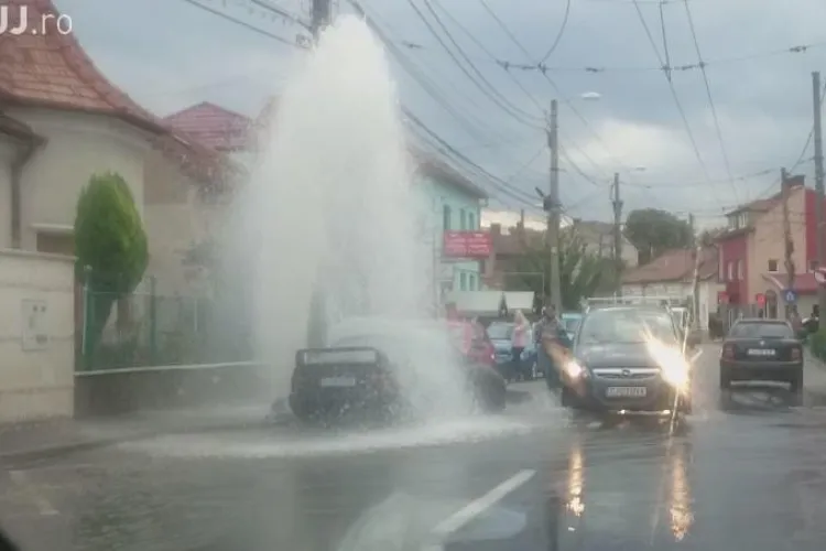 Hidrant rupt de un șofer pe strada Paris! Se întâmplă a doua oară în 3 luni - VIDEO
