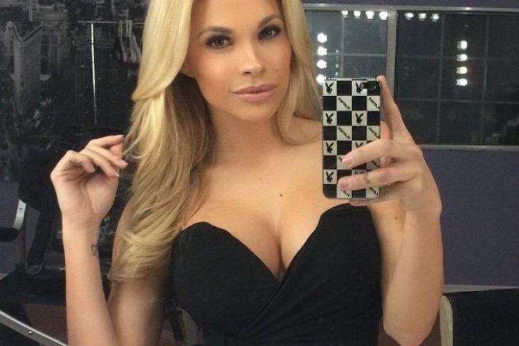Un model Playboy riscă închisoarea pentru că a fotografiat o femeie dezbrăcată în saună