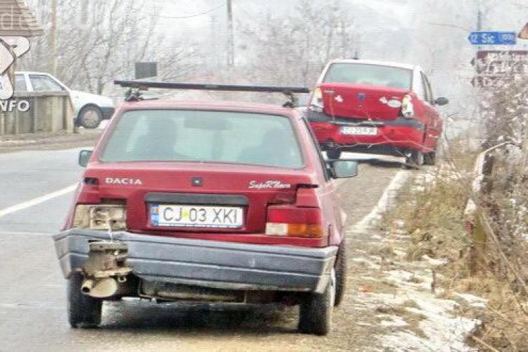 CLUJ: Trei mașini au fost avariate la Fizeșu Gherlii, din cauza poleiului VIDEO