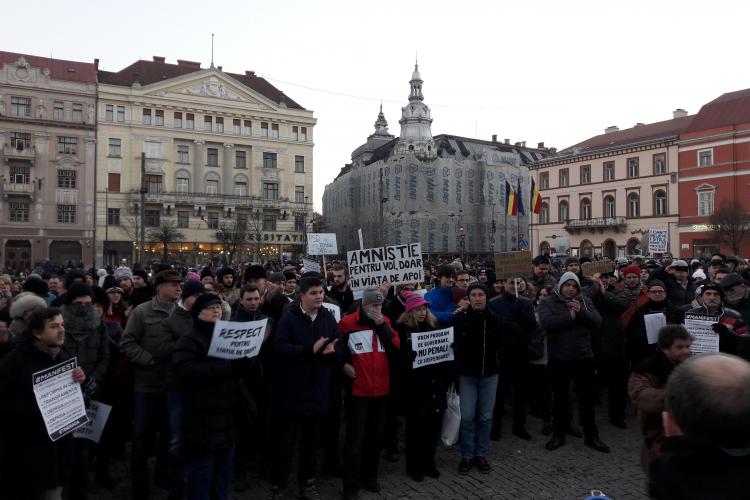 Peste 10.000 de clujeni au ieșit în stradă pentru a protesta împotriva legii grațierii FOTO/VIDEO