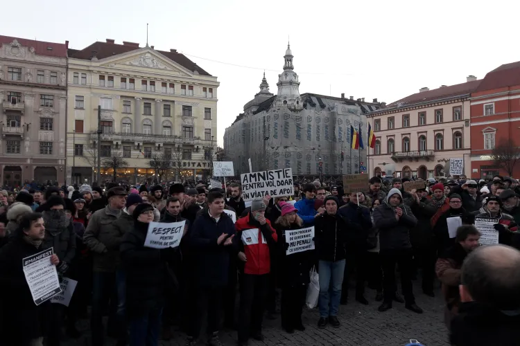 Peste 10.000 de clujeni au ieșit în stradă pentru a protesta împotriva legii grațierii FOTO/VIDEO