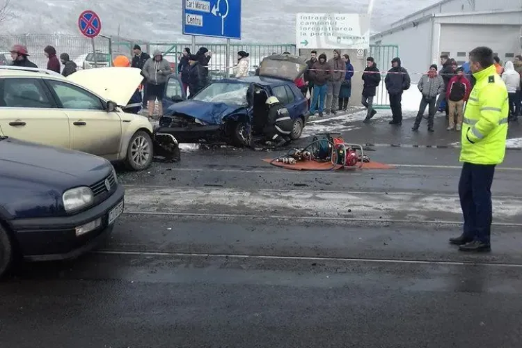 Accident pe Bulevardul Muncii! A încercat să evite o coliziune și a produs un accident grav - VIDEO