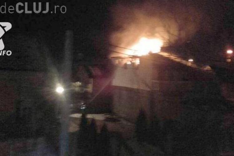 Incendiu violent la o locuință din Gherla. Mai multe persoane se aflau în casă VIDEO