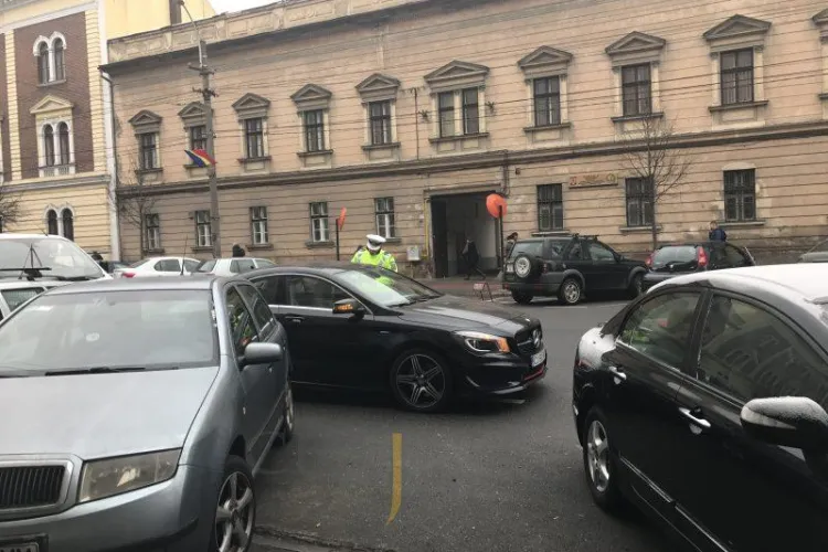 TUPEU de Cluj! O PISI cu ”Merțan” care a blocat strada, către un polițist: Cum te cheamă? Să dau un telefon!” - VIDEO 