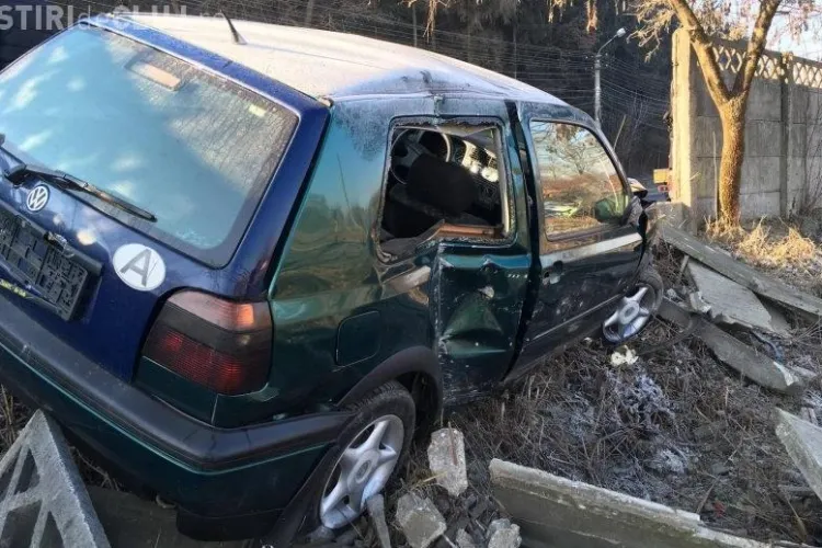 Cluj - A rupt un gard din cauza vitezei. Mașina e distrusă - FOTO