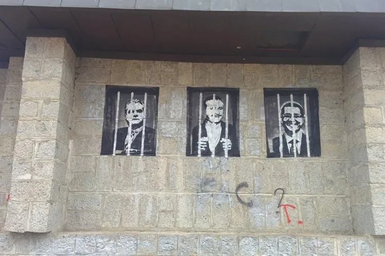 Artiștii care au ”vandalizat” Monumentul Eroilor, din Cluj, au fost prinși de polițiștii locali