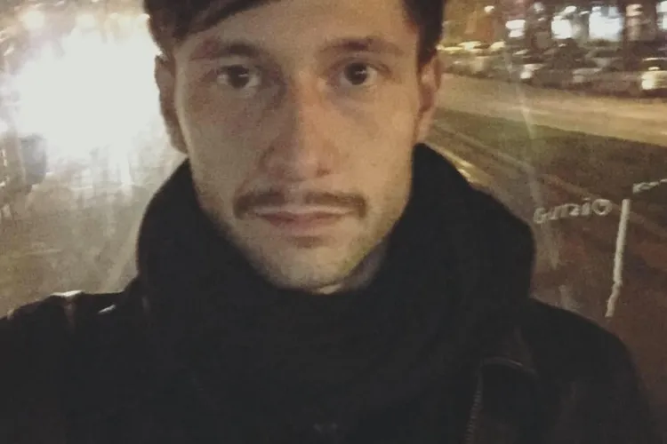 Un jurnalist german a fost lovit și reținut de jandarmi la protestul din București. Filma ciocnirea dintre forțele de ordine și huligani