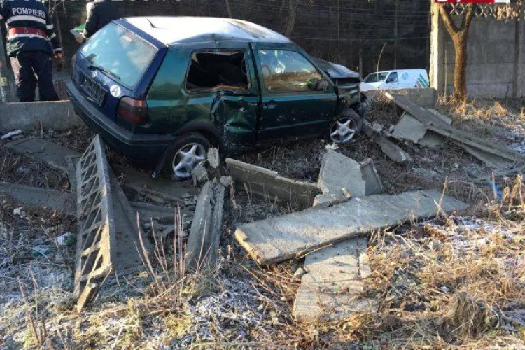 CLUJ: Accident rutier pe o stradă din Dej. Un șofer a făcut praf gardul unei fabrici FOTO