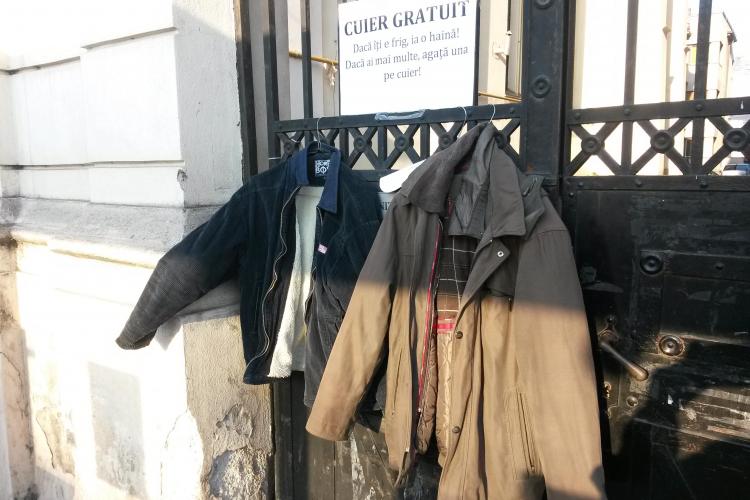 Cluj - Cuier gratuit cu haine groase: ”Dacă îți e frig, ia o haină!” - VIDEO