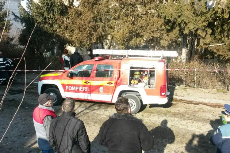 Explozie în Gruia, la un bloc de locuinţe de pe strada Migdalului FOTO/ UPDATE