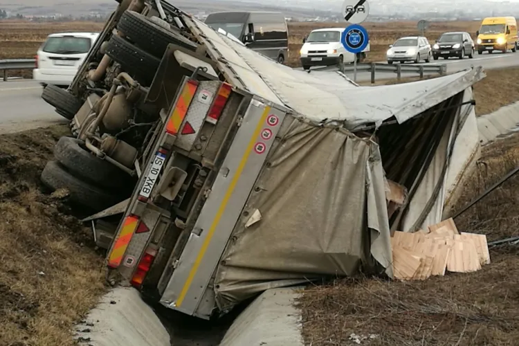 Accident pe centura Vâlcele-Apahida. Un TIR plin cu paleți de lemn s-a răsturnat în șanț FOTO