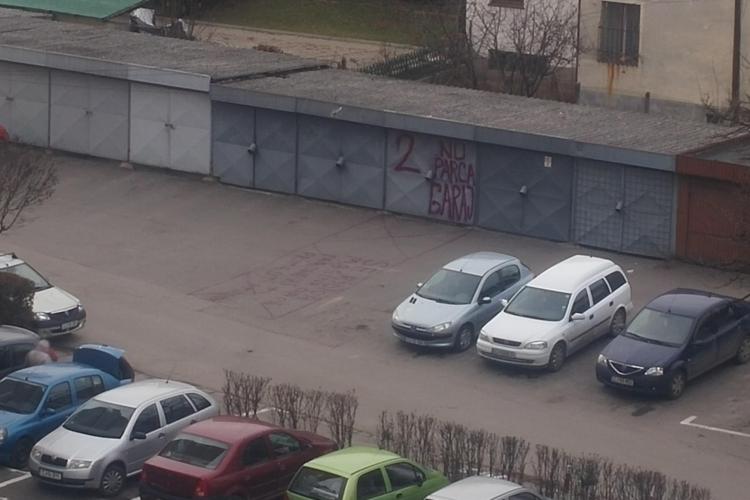 Clujenii au talent! A vopsit garajul și asfaltul din față pentru a-i speria pe cei care parchează - FOTO