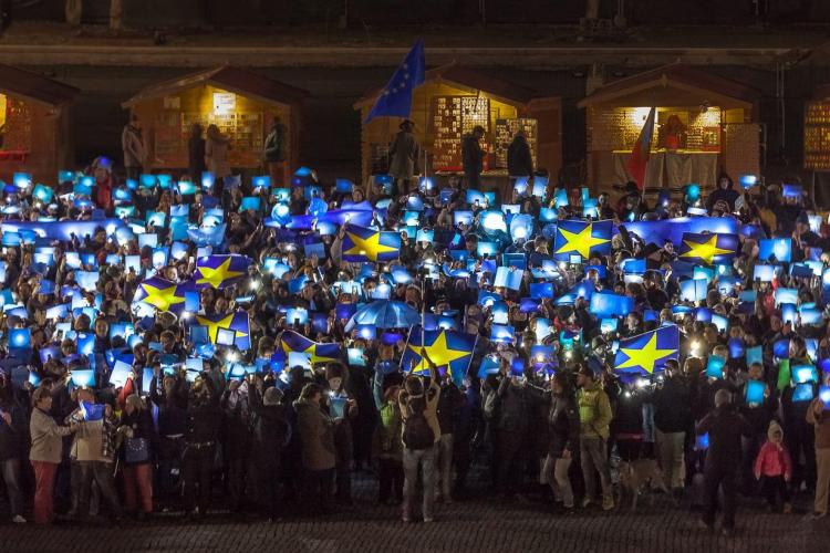 Protest la Cluj! Steagul UE desenat de clujeni în Piața Unirii - FOTO/VIDEO