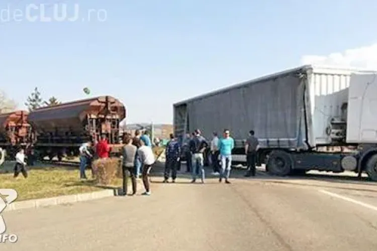 TIR lovit de tren la intrare în Dej FOTO
