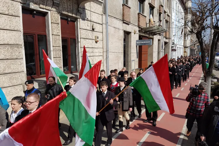 Incidente la Cluj. Un reprezentat PPMT, amendat pentru că flutura steagul neoficial al Transilvaniei - VIDEO