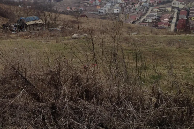 Barăci construite ilegal de rromi în zona variantei Mănăștur-Zorilor: Împânzesc zona de gunoaie FOTO