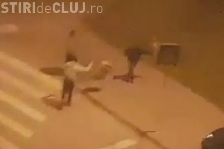 Huligani în acțiune la Cluj! Trei tineri au fost filmați în timp ce distrugeau cu sălbăticie un coș de gunoi VIDEO