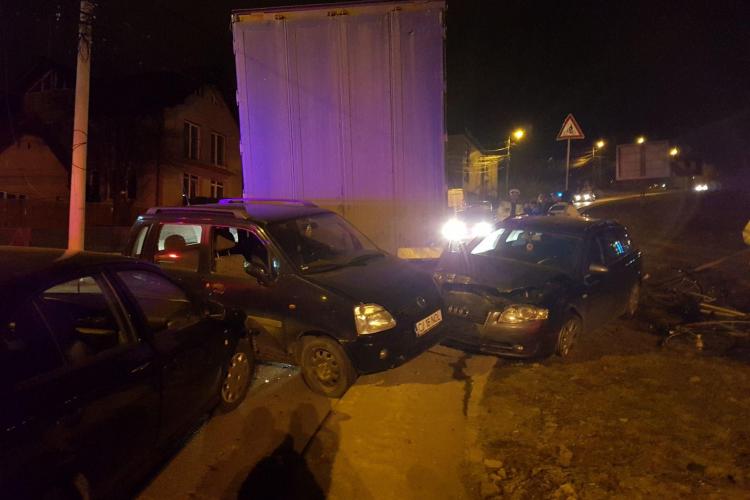 Accident grav pe Tăietura Turcului, din Cluj-Napoca. Un camion scăpat de sub control a făcut prăpăd pe stradă FOTO/VIDEO