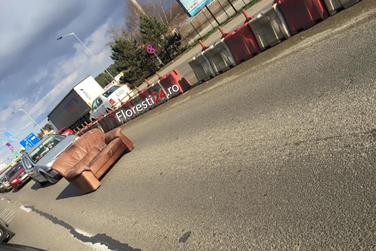 O canapea a ”blocat” traficul spre Florești, în zona Vivo - FOTO