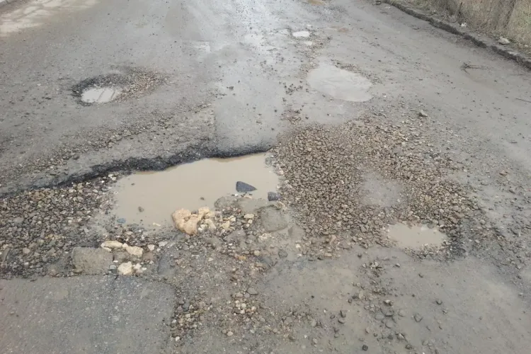 Primăria Cluj-Napoca plătește despăgubiri şoferilor care şi-au stricat maşinile în gropi