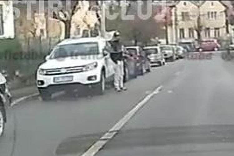 Spărgători de mașini surprinși în acțiune de un șofer la Cluj VIDEO