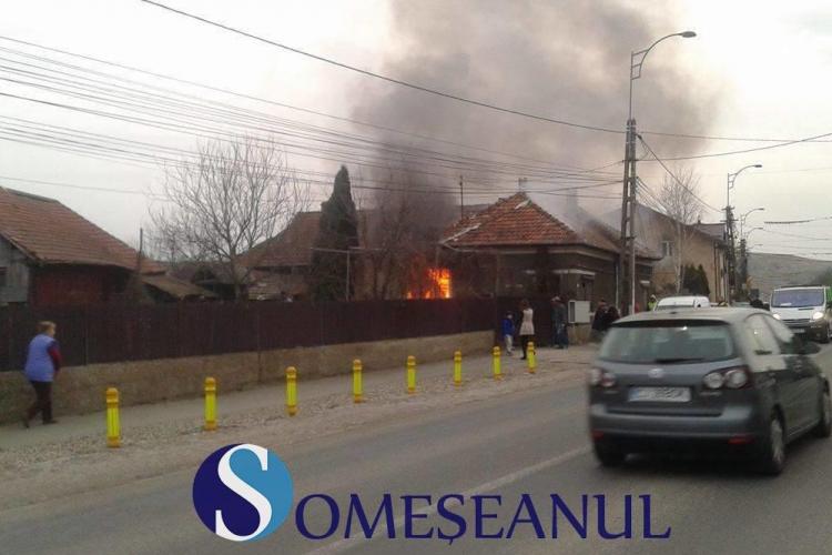 Incendiu la o casă din Apahida. O familie s-a trezit cu acoperișul în flăcări VIDEO
