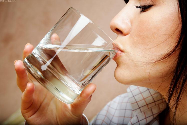 Specialiștii au identificat șapte motive pentru a bea apă caldă dimineața