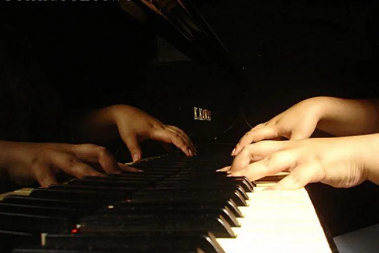 Studentă la Conservatorul din Cluj, amendată din cauza unui vecin deranjat că studia la pian / UPDATE: Explicația vecinului