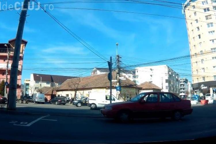 Cluj-Napoca - Nu a tras frâna de mână și mașina a pornit în intersecție - VIDEO