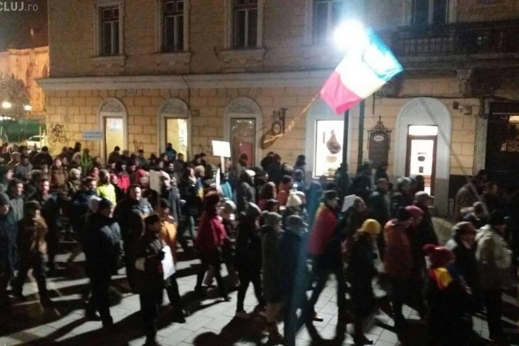 Protestele continuă la Cluj! Sute de clujeni înfruntă frigul. Au venit cu un banner sugestiv - FOTO