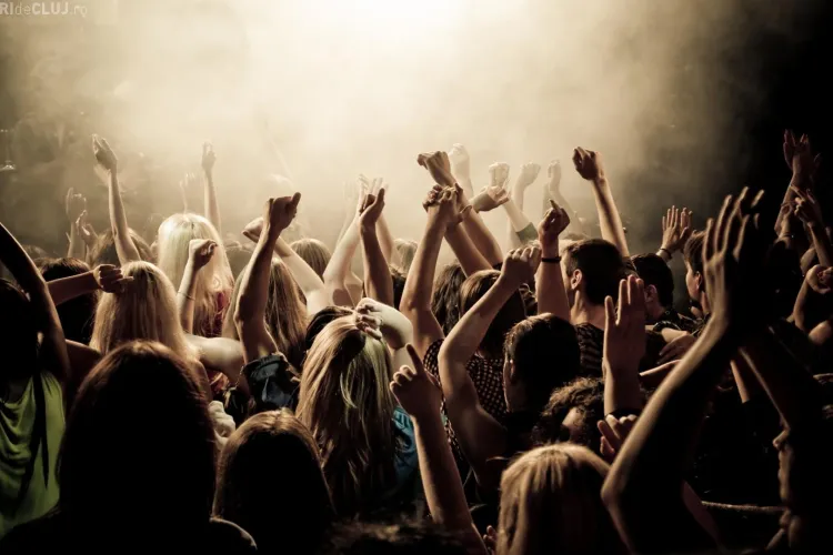 Incident șocant la un concert rock. Două persoane au murit, iar alte zece au fost rănite din cauza înghesuielii VIDEO