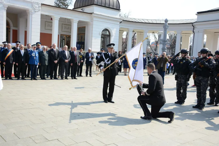 Poliția Cluj a primit drapelul cu noua stemă a României - FOTO