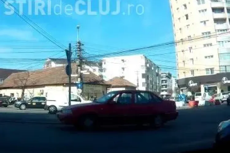 CLUJ: Ce se întâmplă când uiți să tragi frâna de mână. Unui clujean i-a ”fugit” mașina din parcare VIDEO