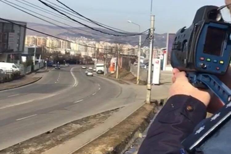 Zeci de permise reținute de polițiști la Cluj! Oamenii legii au acționat cu radare în cele mai periculoase zone din oraș FOTO